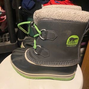 Boys winter sorel boots size 13. EUC